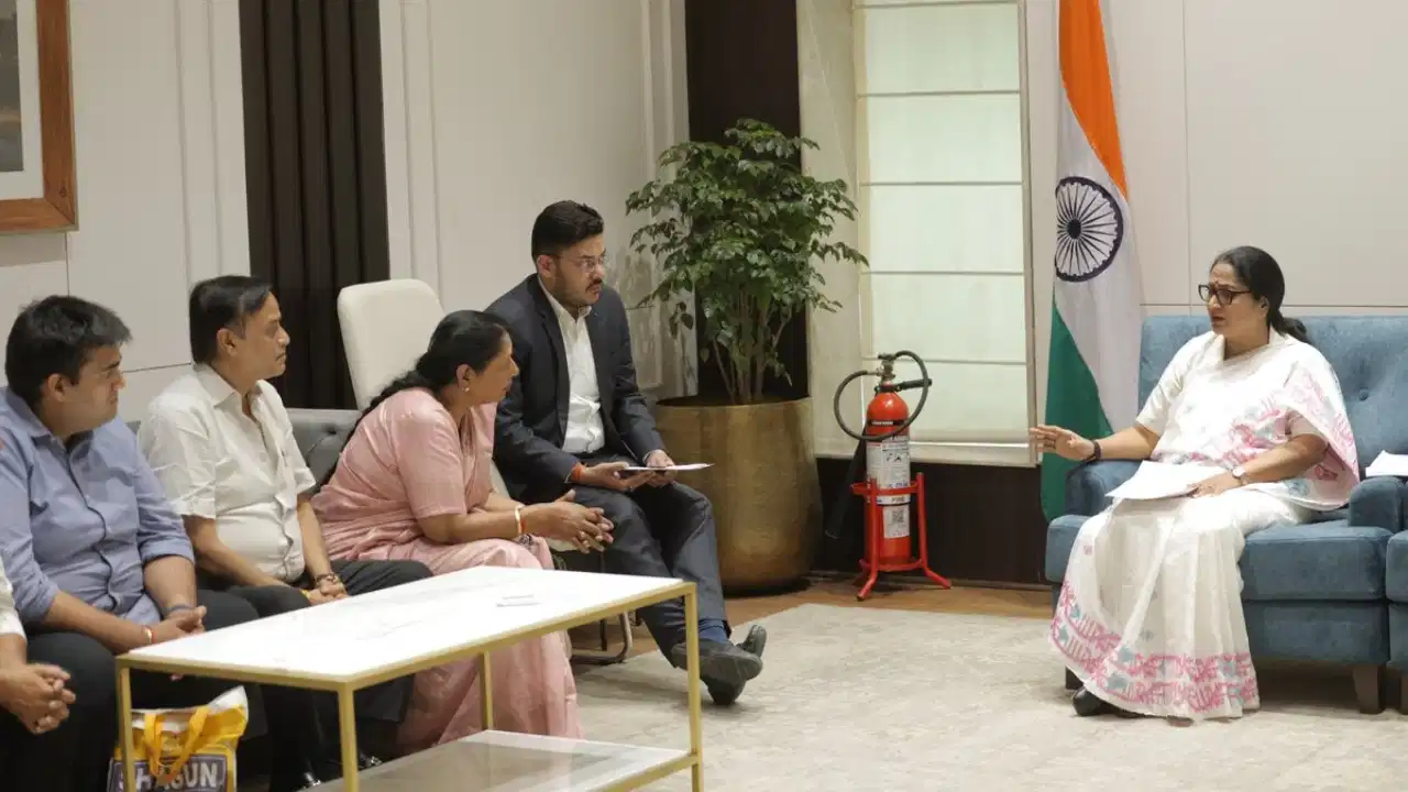 Delhi News: दिल्ली सीएम रेखा गुप्ता ने सैदुलाजाब और हौज रानी के पीड़ित परिवारों को दिए 10-10 लाख रुपये