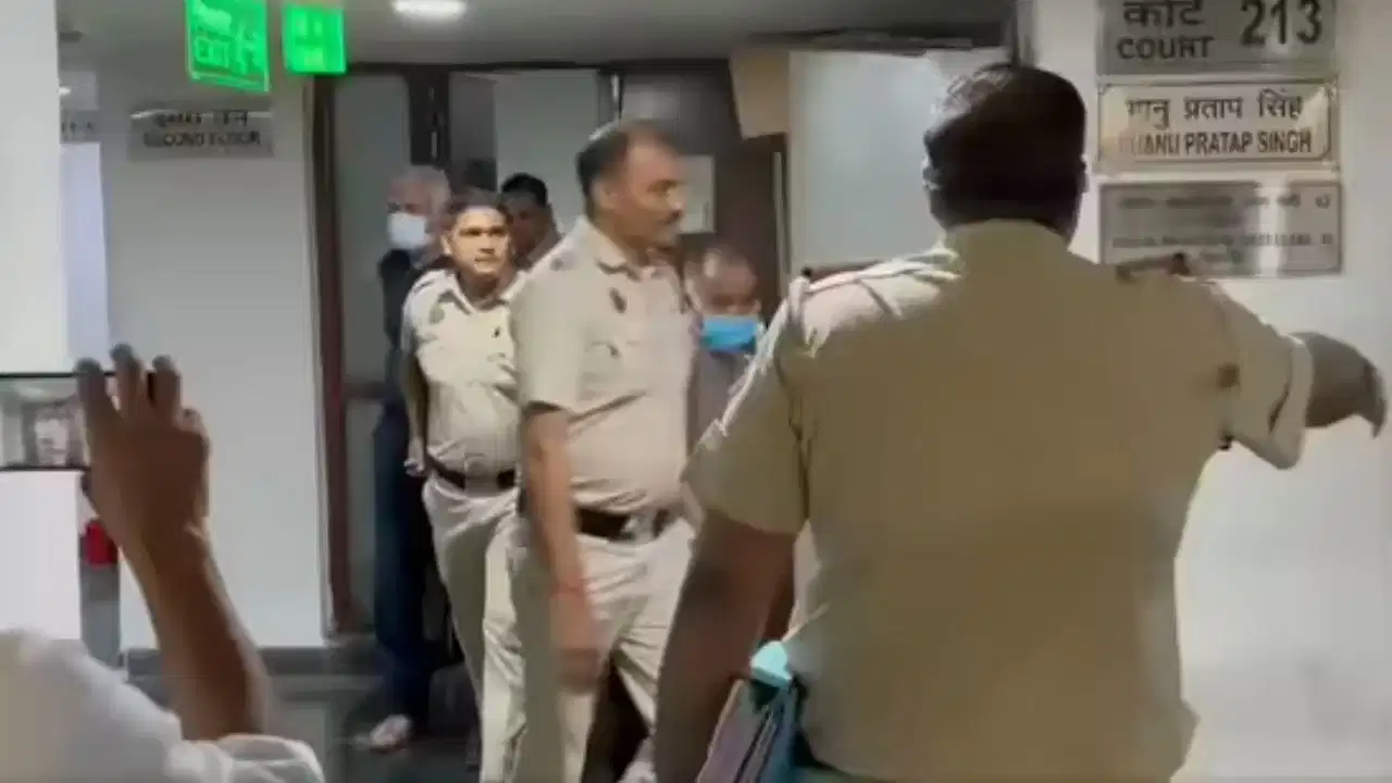 Delhi Hotel Fire Case: मालवीय नगर अग्निकांड में बड़ा अपडेट; होटल अकाउंटेंट ने किया कोर्ट में सरेंडर