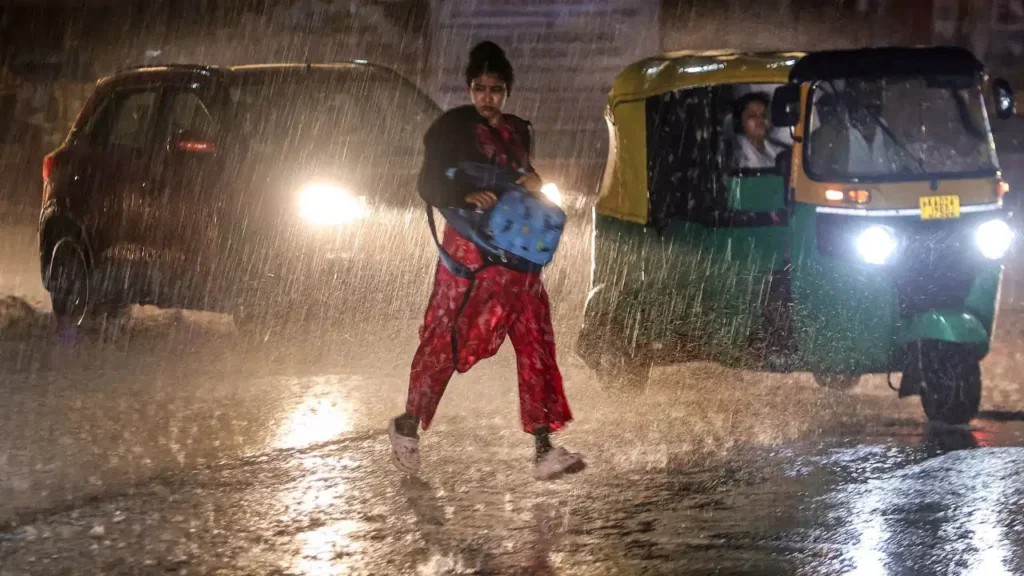 Monsoon Update 2026: देश में मानसून की धमाकेदार एंट्री, केरल पहुंचे बदरा; दिल्ली-NCR में भारी बारिश से बदला मौसम
