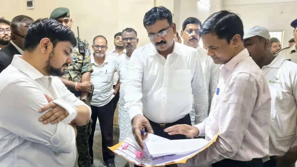 Dhanbad Election News: मतदाता सूची पुनरीक्षण अभियान पर जोर; मुख्य निर्वाचन पदाधिकारी ने ईवीएम वेयरहाउस का लिया जायजा