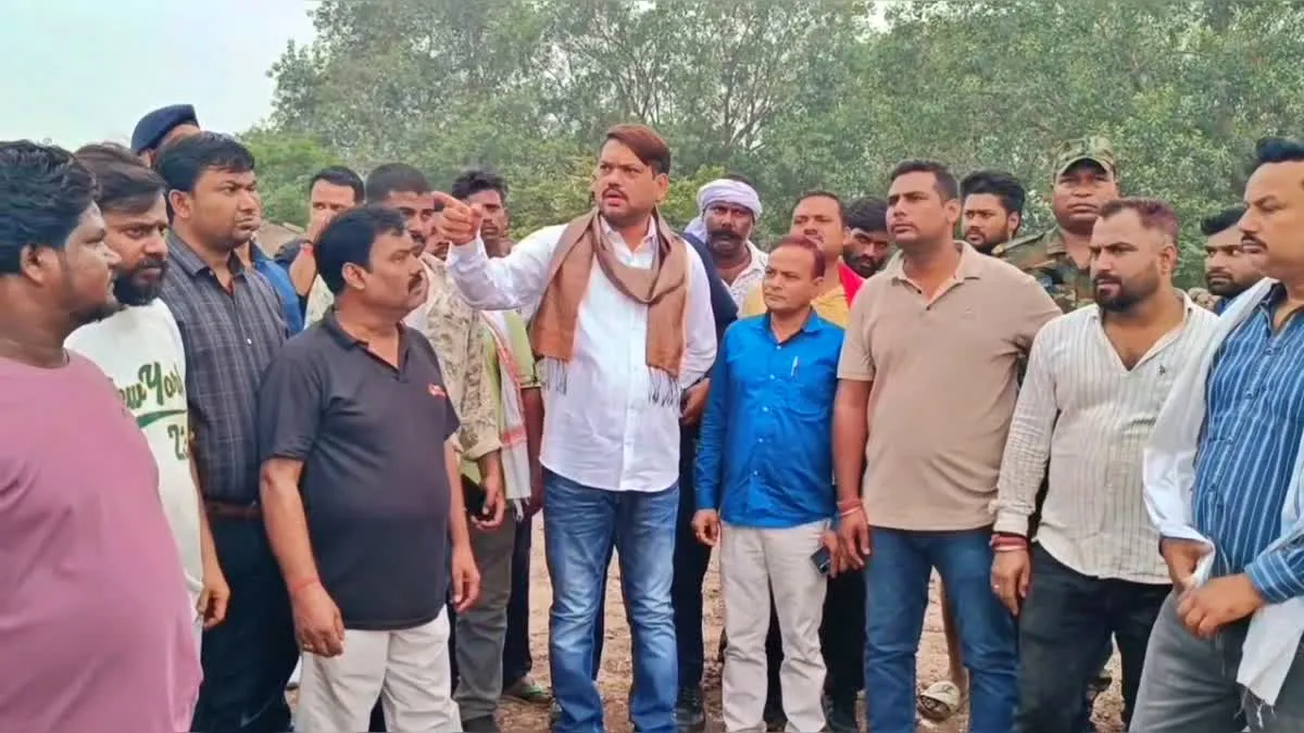 Dhanbad News: झरिया में आउटसोर्सिंग परियोजना के विरोध में बवाल, ग्रामीणों के साथ मारपीट, फायरिंग का आरोप