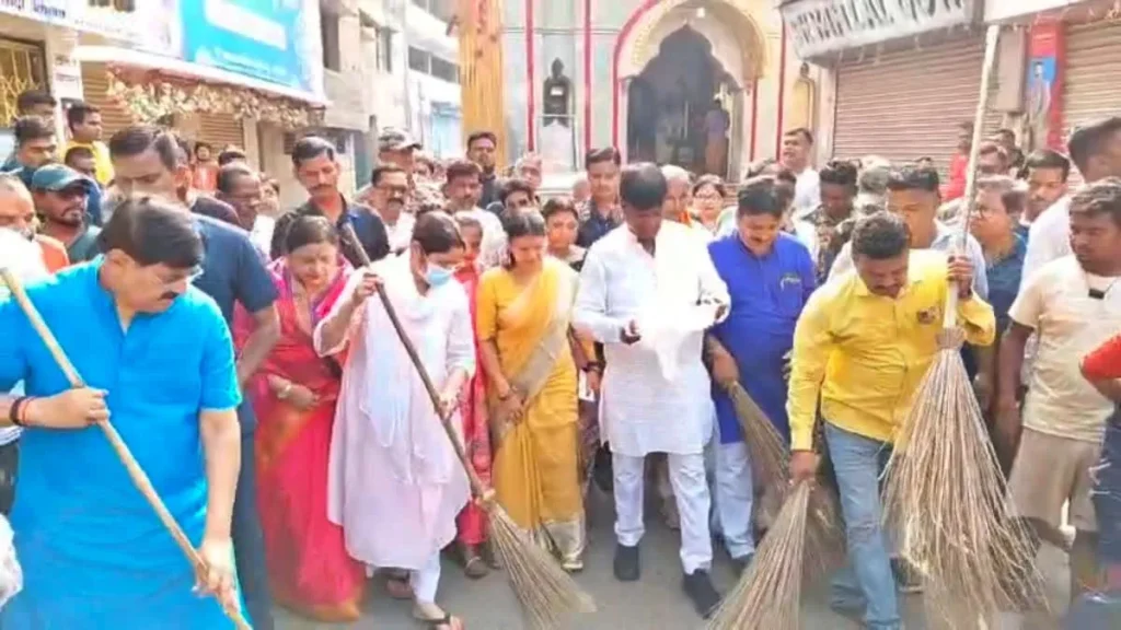 Dhanbad News: केंद्रीय मंत्री अन्नपूर्णा देवी ने धनबाद में चलाया स्वच्छता अभियान, राहुल गांधी पर साधा निशाना