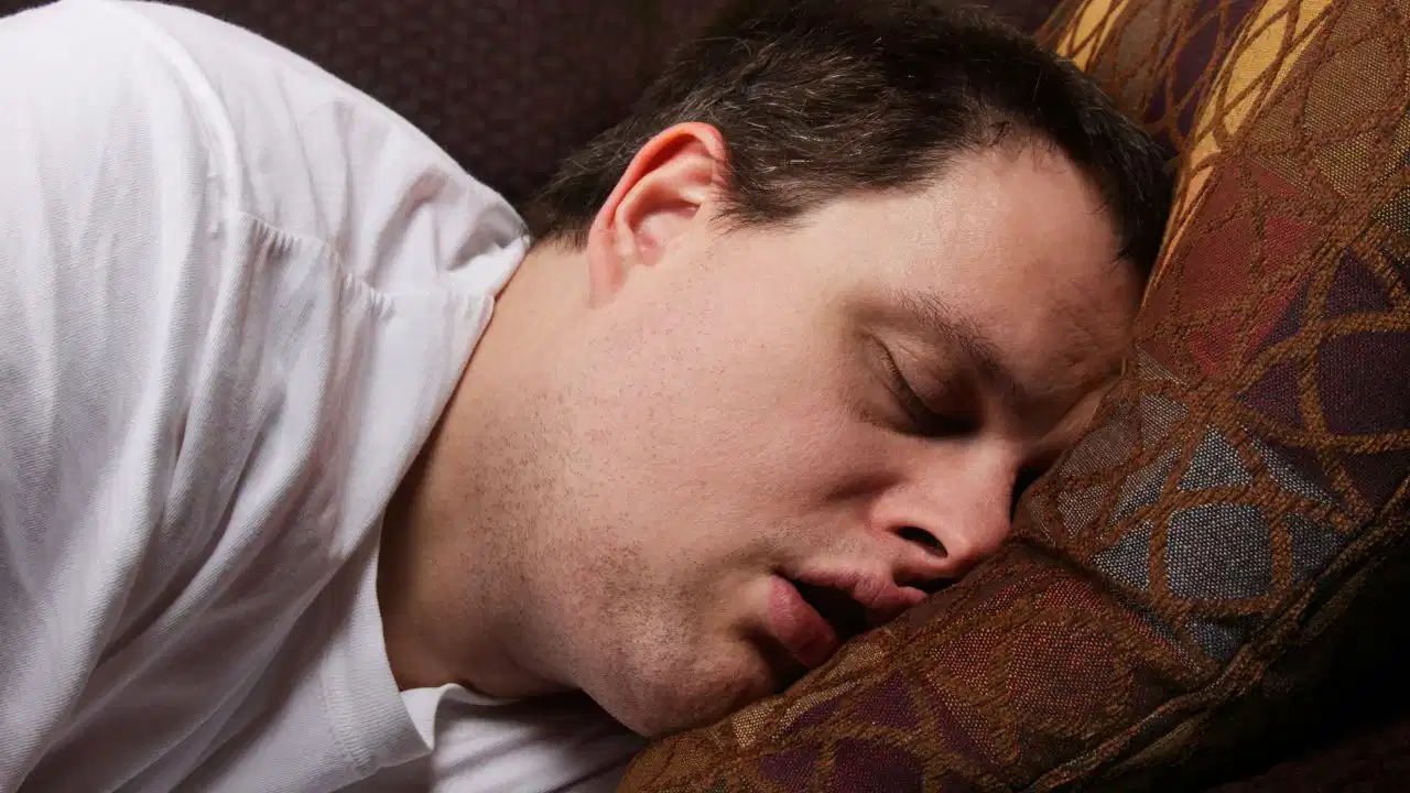 Sleeping Drooling: सोते वक्त तकिया क्यों हो जाता है गीला? जानें कारण और बचाव के उपाय