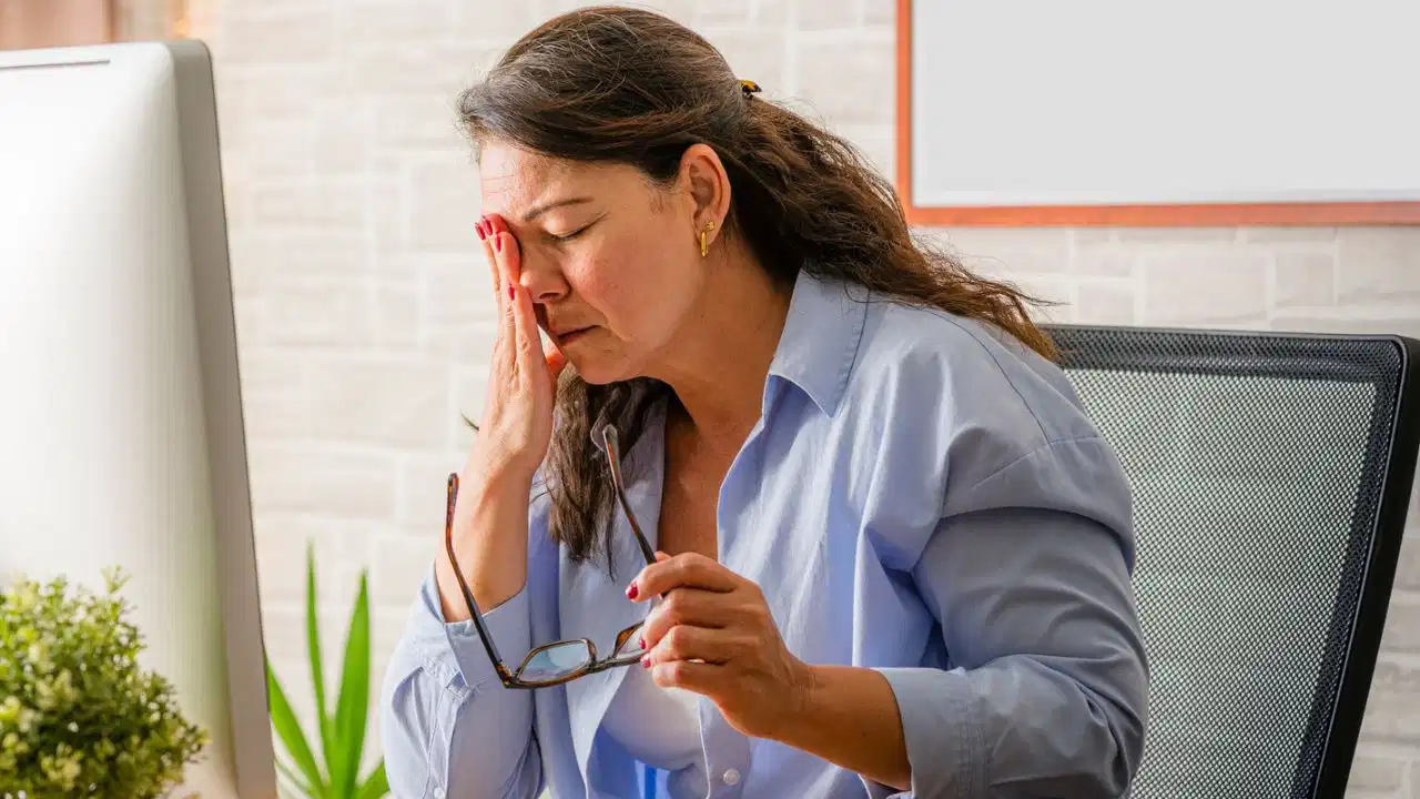Dry Eye Syndrome: आंखों में चुभन और खुजली को न करें नजरअंदाज; जानें डॉक्टर की सलाह और सही बचाव