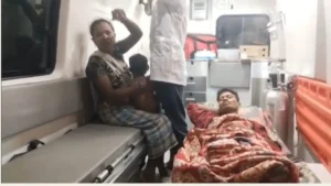 Bijapur Medical News: पेड़ से गिरे युवक के लिए संघर्ष बनी रात; 108 टीम ने कीचड़ भरे रास्तों में की जान बचाने की जद्दोजहद
