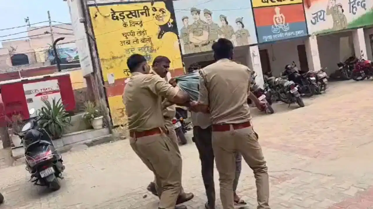 Ghaziabad Crime: गाजियाबाद के मुरादनगर थाने में युवक ने किया आत्मदाह का प्रयास; पुलिसकर्मियों ने बचाई जान