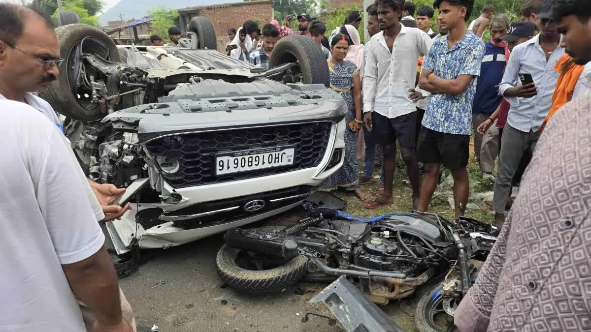 Giridih News: पिपराडीह ओवरब्रिज के पास कारों और बाइक की टक्कर; एक ही परिवार के दो सदस्यों ने तोड़ा दम