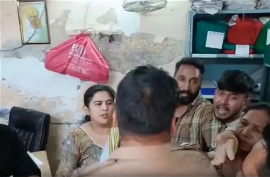 Hoshiarpur News: थाने के अंदर भिड़े पंजाब पुलिस के पति-पत्नी, हाई-वोल्टेज ड्रामे के बाद बुलानी पड़ी अतिरिक्त फोर्स