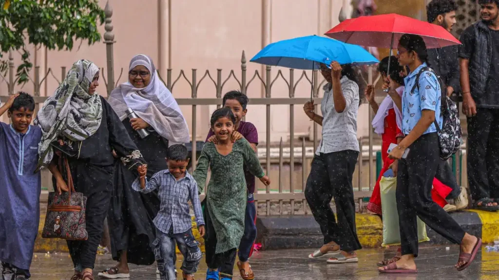 Weather Update: मानसून का विस्तार; यूपी-बिहार समेत कई राज्यों में भारी बारिश का अलर्ट, जानें दिल्ली-एनसीआर का हाल