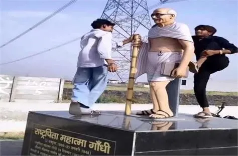 Nuh Gandhi Statue Desecration: नूंह के ‘गांधी ग्राम’ में महात्मा गांधी की प्रतिमा का अपमान; रील बनाने वाले युवकों पर भड़के लोग
