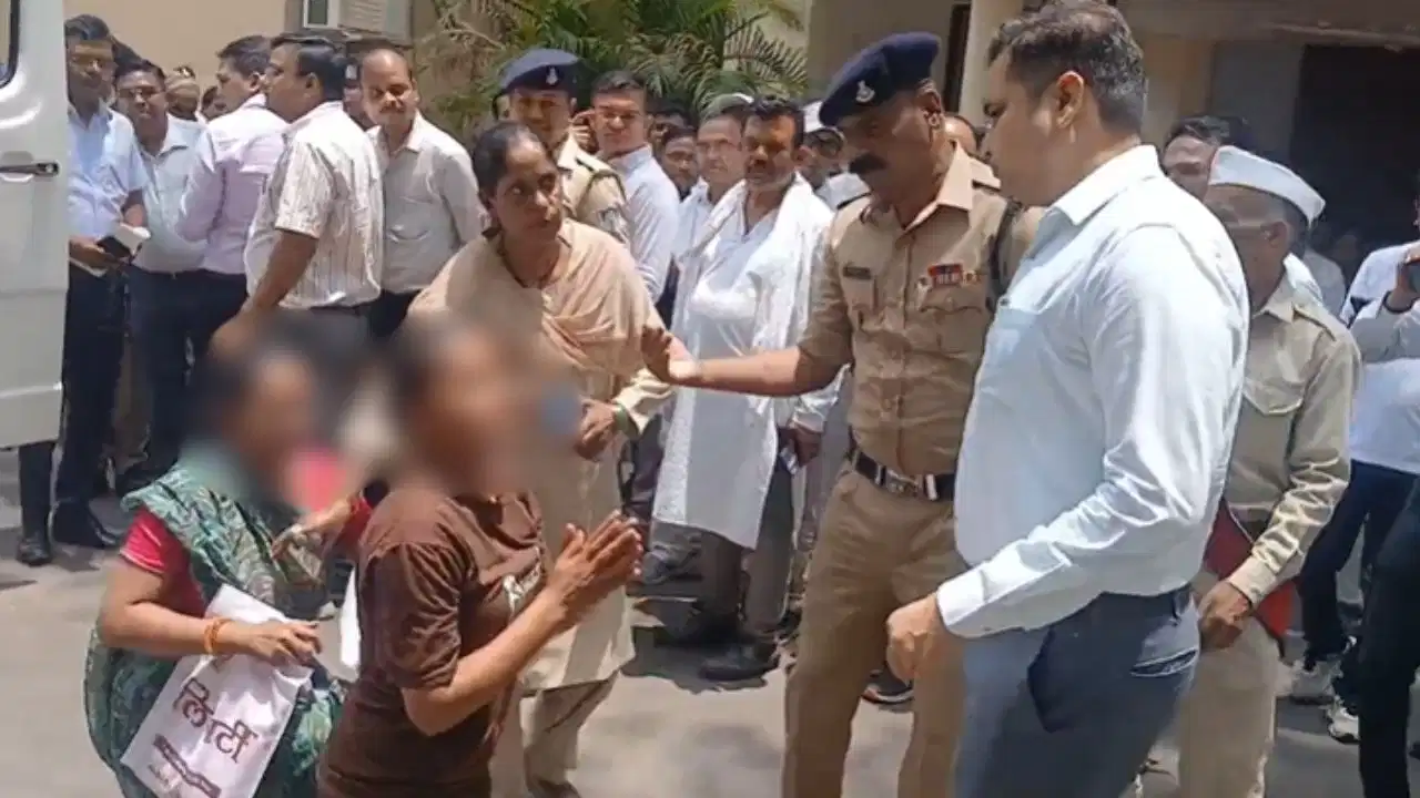 Jabalpur News: कलेक्टर के पैरों में गिरकर मां-बेटी ने लगाई न्याय की गुहार; दबंग पड़ोसियों से हैं परेशान