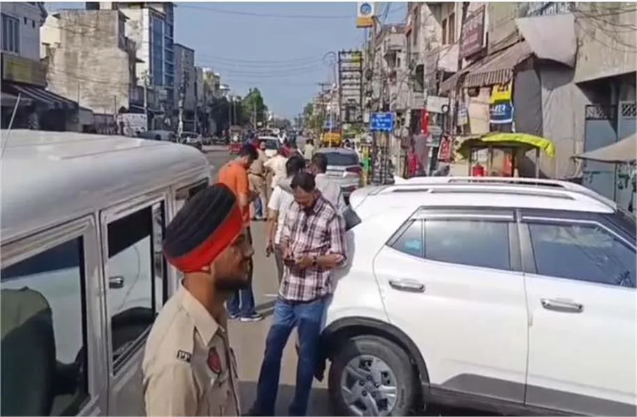 Jalandhar Firing: जालंधर के किशनपुरा चौक में दिन-दहाड़े फायरिंग; BMS Fashion शोरूम पर बदमाशों ने बरसाईं गोलियां