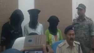 Jamtara School Raid: स्कूल के बरामदे में बैठकर ग्राहकों को लूट रहे थे साइबर अपराधी, पुलिस ने रंगे हाथों पकड़ा