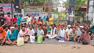 Jharia Water Crisis: बागडीगी बस्ती में 6 महीने से पानी का संकट; बीसीसीएल (BCCL) कार्यालय के बाहर लोगों का प्रदर्शन