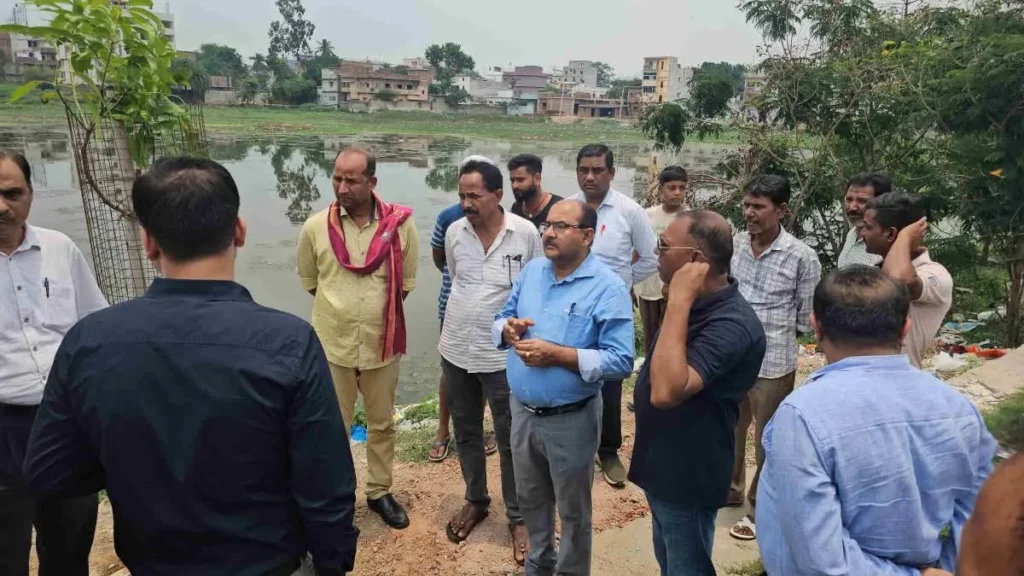 Hazaribagh News: ओकनी तालाब के अस्तित्व पर संकट; प्रदूषित पानी से मर रहे जलीय जीव, प्रशासन सख्त
