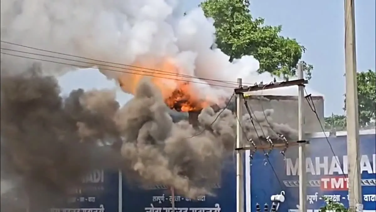 Korba News: कटघोरा के पटाखा गोदाम में भीषण आग, धमाकों से दहल उठा इलाका