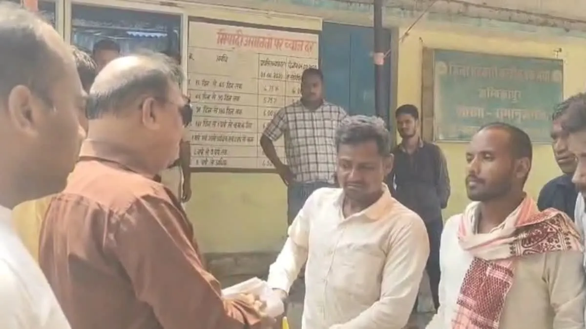 Balrampur News: रामानुजगंज में किसानों का धरना समाप्त; एसडीएम के आश्वासन पर माना प्रबंधन, जानें क्या था मामला