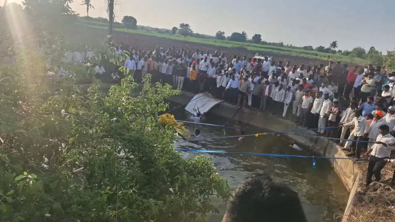 Solapur Road Accident: सोलापुर में पिकअप वाहन कुएं में गिरा; 14 लोगों की दर्दनाक मौत, प्रशासन की राहत टीम मौके पर