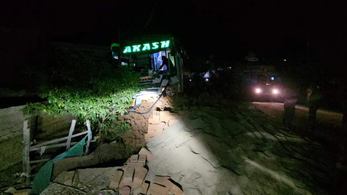 Mandla Bus Accident: बम्हनी बंजर में मजदूरों से भरी बस मकान में घुसी; ड्राइवर पर लगा नशे में होने का आरोप