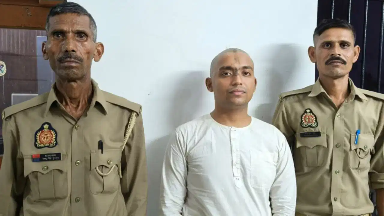 Mathura Crime News: फर्जी साधु का पर्दाफाश; हाई-पैकेज वाली युवतियों को फंसाकर करता था दुष्कर्म और ब्लैकमेलिंग