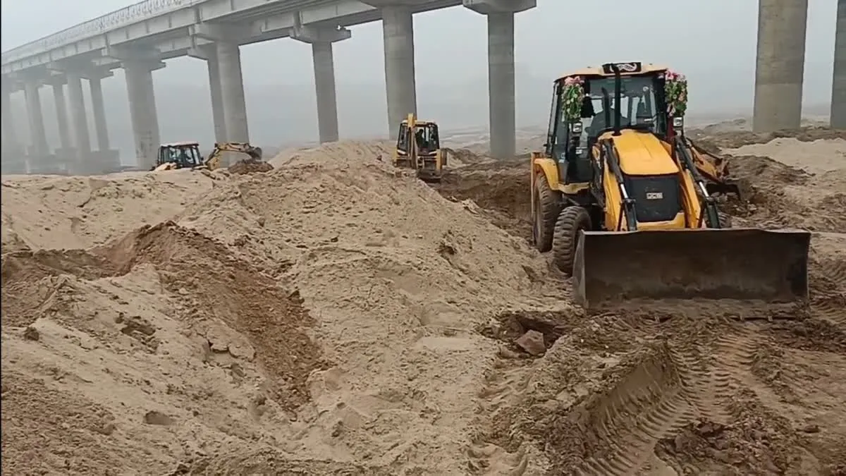 Chambal Illegal Mining: मुरैना में चंबल नदी से दिनदहाड़े रेत का अवैध खनन; नया तरीका ‘डोमी’ आया सामने, एसपी ने की कार्रवाई