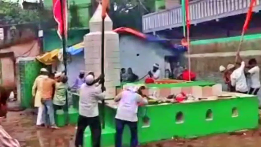 Communal Harmony in Dhanbad: कोयरीबांध की गंगा-जमुनी तहजीब; जहां मुहर्रम के अखाड़े में हिंदू-मुस्लिम मिलकर दिखाते हैं करतब