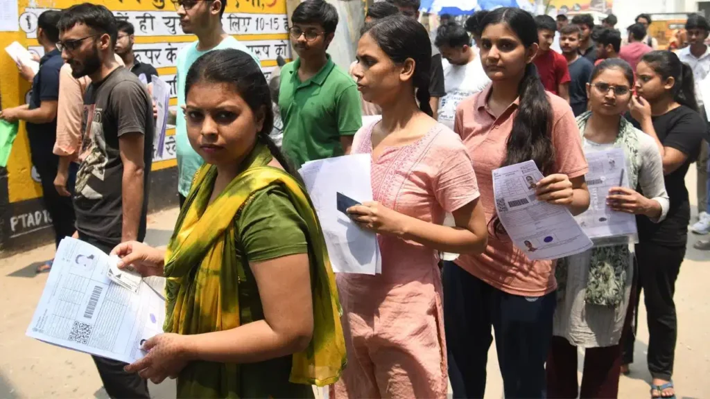 NEET Re-Exam Update: परीक्षा में छात्रों को मिलेगा 15 मिनट का अतिरिक्त समय; शिक्षा मंत्री ने दी बड़ी राहत