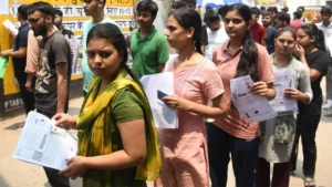 NEET Re-Exam Update: परीक्षा में छात्रों को मिलेगा 15 मिनट का अतिरिक्त समय; शिक्षा मंत्री ने दी बड़ी राहत