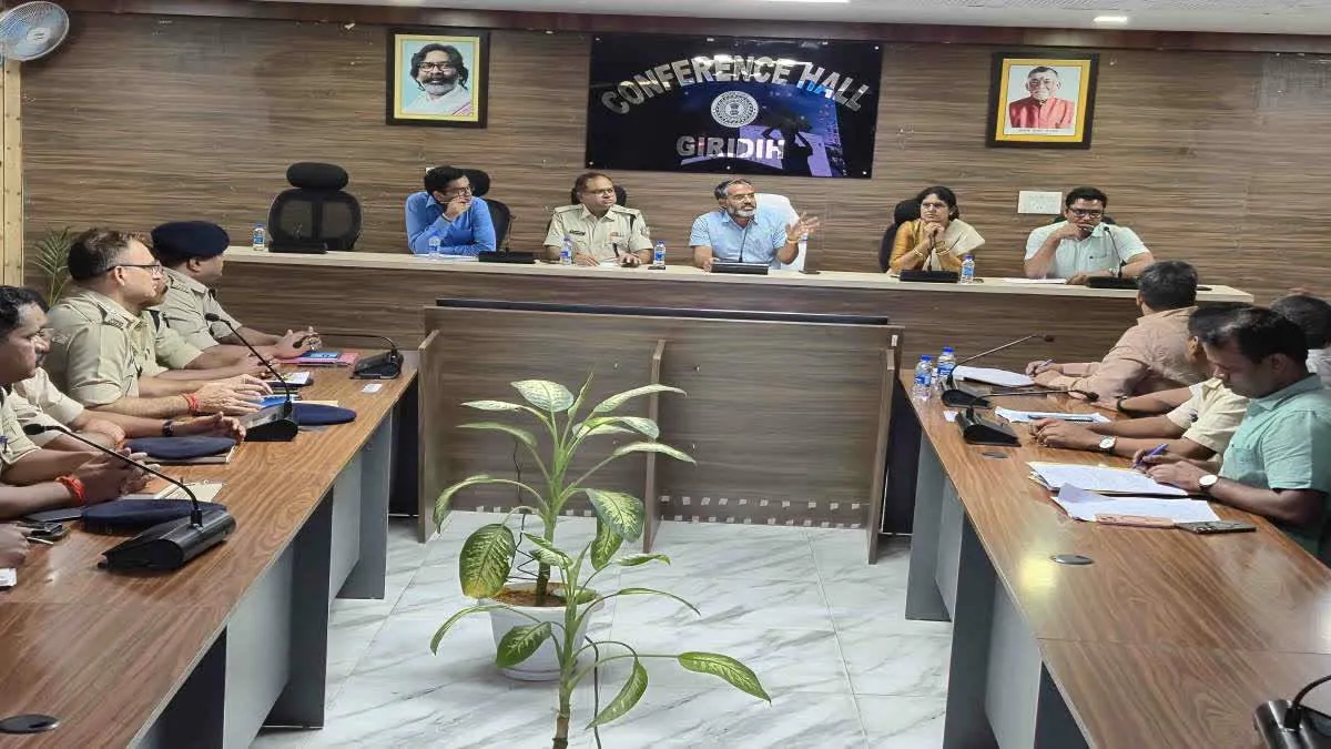 NEET-UG 2026 Giridih: नीट परीक्षा को लेकर गिरिडीह प्रशासन सख्त; होटलों और लॉज की तलाशी, चप्पे-चप्पे पर पुलिस तैनात