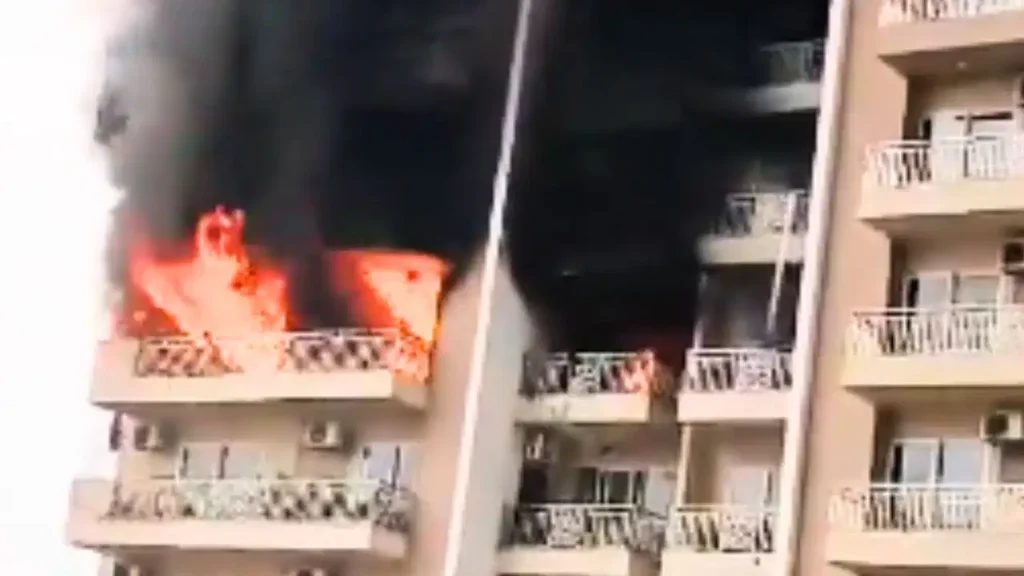 Noida Fire News: नोएडा में आग का तांडव; सेक्टर 52 के PG और सेक्टर 75 की IVY काउंटी सोसाइटी के 2 फ्लैटों में भड़की आग
