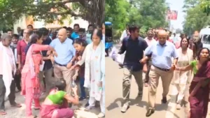 Dumka Land Dispute: दुमका बंदोबस्त कार्यालय में बवाल; एएसओ को कार्यालय से खींचकर ले गई आक्रोशित भीड़