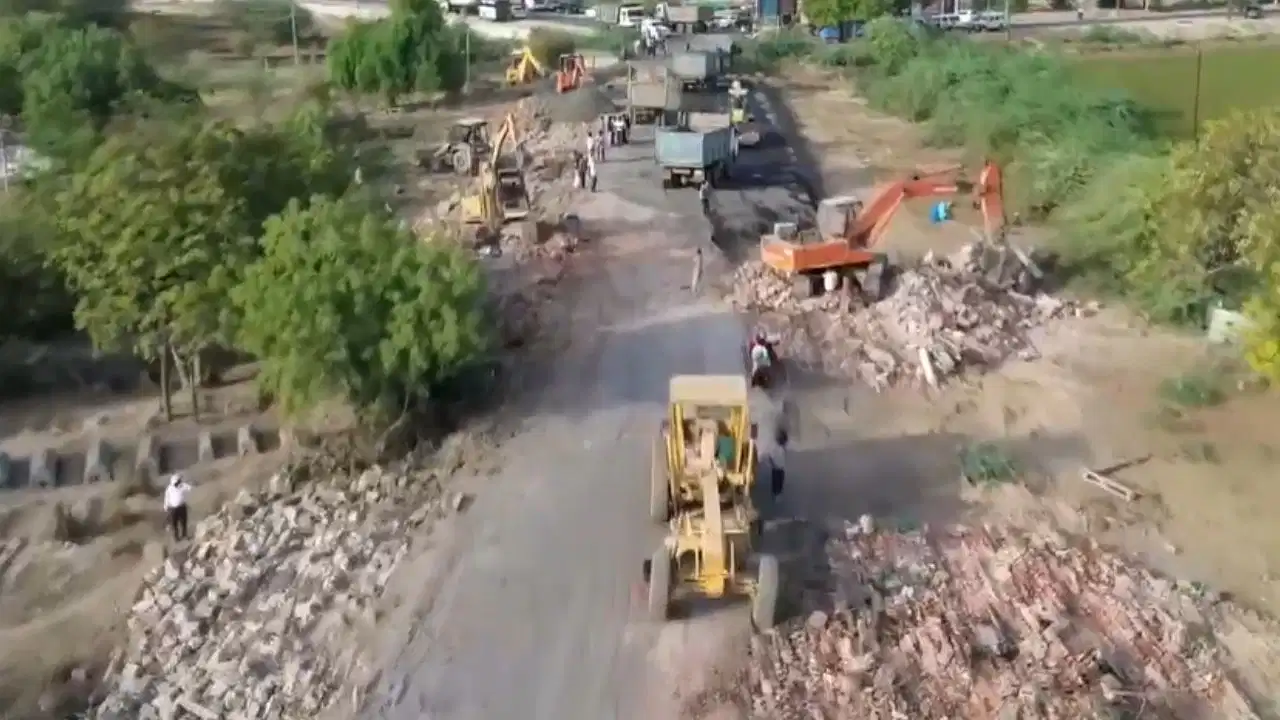 Ahmedabad Anti-Encroachment Drive: अहमदाबाद में सड़क चौड़ीकरण के लिए चला प्रशासन का बुलडोजर; धार्मिक स्थलों और दुकानों को हटाया