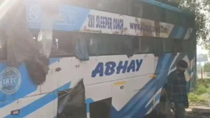 Noida Road Accident: नोएडा महामाया फ्लाईओवर के पास तेज रफ्तार स्लीपर बस पलटी; 14 यात्री घायल