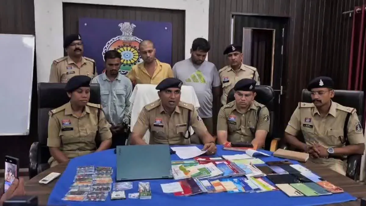 Online Betting Raid: दुर्ग पुलिस की बड़ी कार्रवाई; रांची से संचालित सट्टेबाजी गिरोह का पर्दाफाश, भारी मात्रा में गैजेट्स बरामद