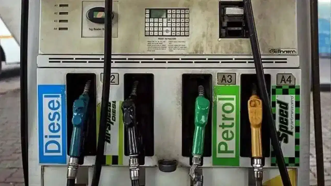 Crude Oil Price Drop: अंतरराष्ट्रीय बाजार में कच्चा तेल 4% सस्ता, क्या पेट्रोल-डीजल के घटेंगे दाम?