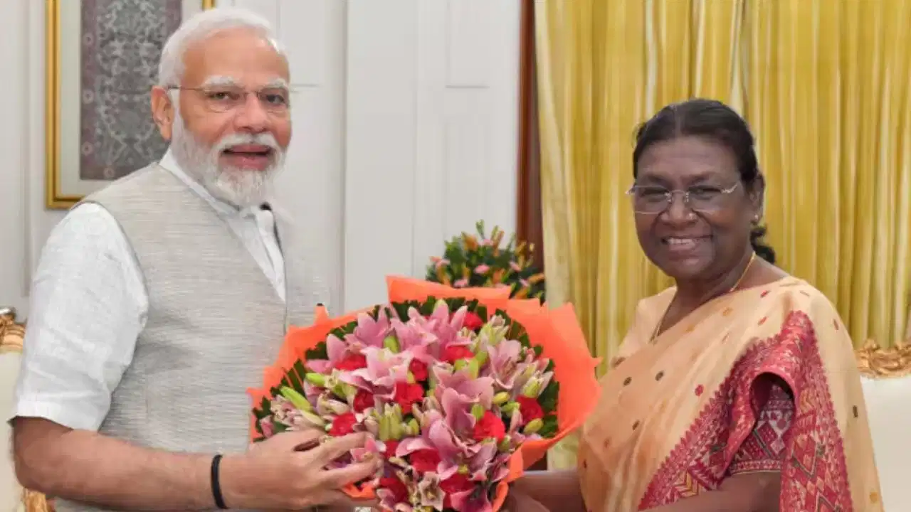 President Droupadi Murmu Birthday: राष्ट्रपति द्रौपदी मुर्मू का जन्मदिन; पीएम मोदी, राजनाथ सिंह समेत इन नेताओं ने दी बधाई