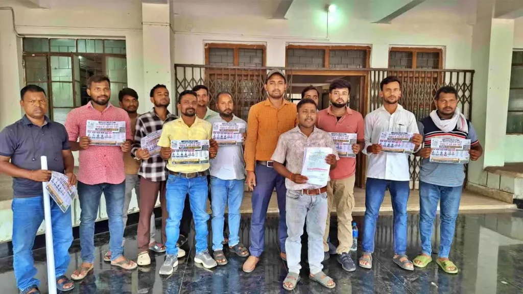 Jobs in Jharkhand: मनरेगा भर्ती में देरी से परेशान उम्मीदवार, समाहरणालय पहुंचकर की नियुक्ति प्रक्रिया शुरू करने की मांग