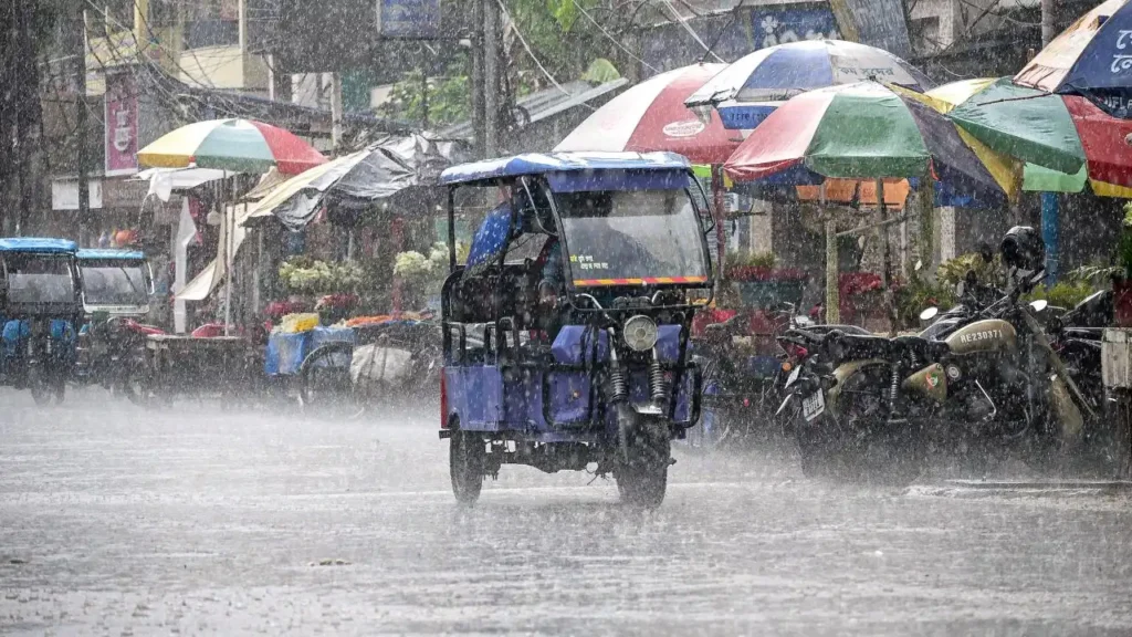 IMD Weather Alert: भारत के कई राज्यों में आंधी-तूफान और भारी बारिश का अलर्ट; 90 किमी/घंटा की रफ्तार से चलेंगी हवाएं