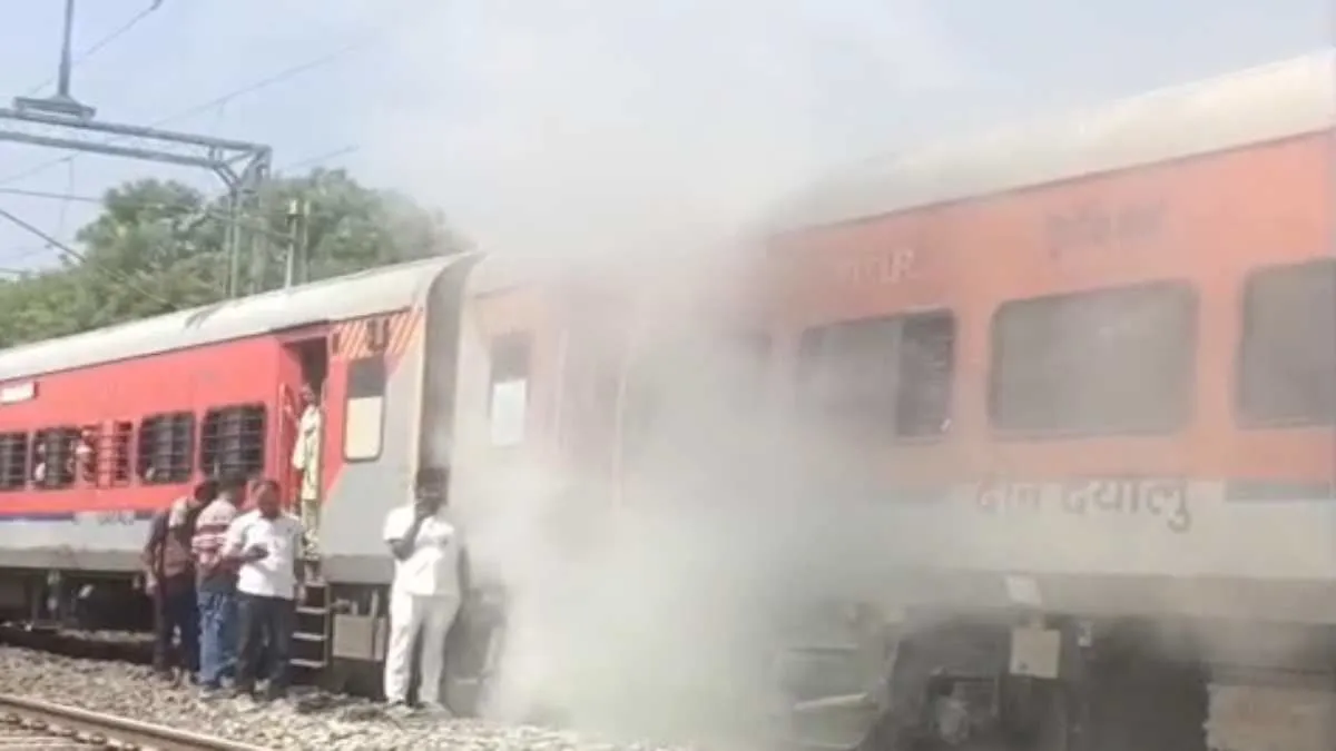 Ratlam News: रणथंभौर एक्सप्रेस के कोच में ब्रेक चिपका, पहियों से निकला धुआं; यात्रियों में मची अफरातफरी