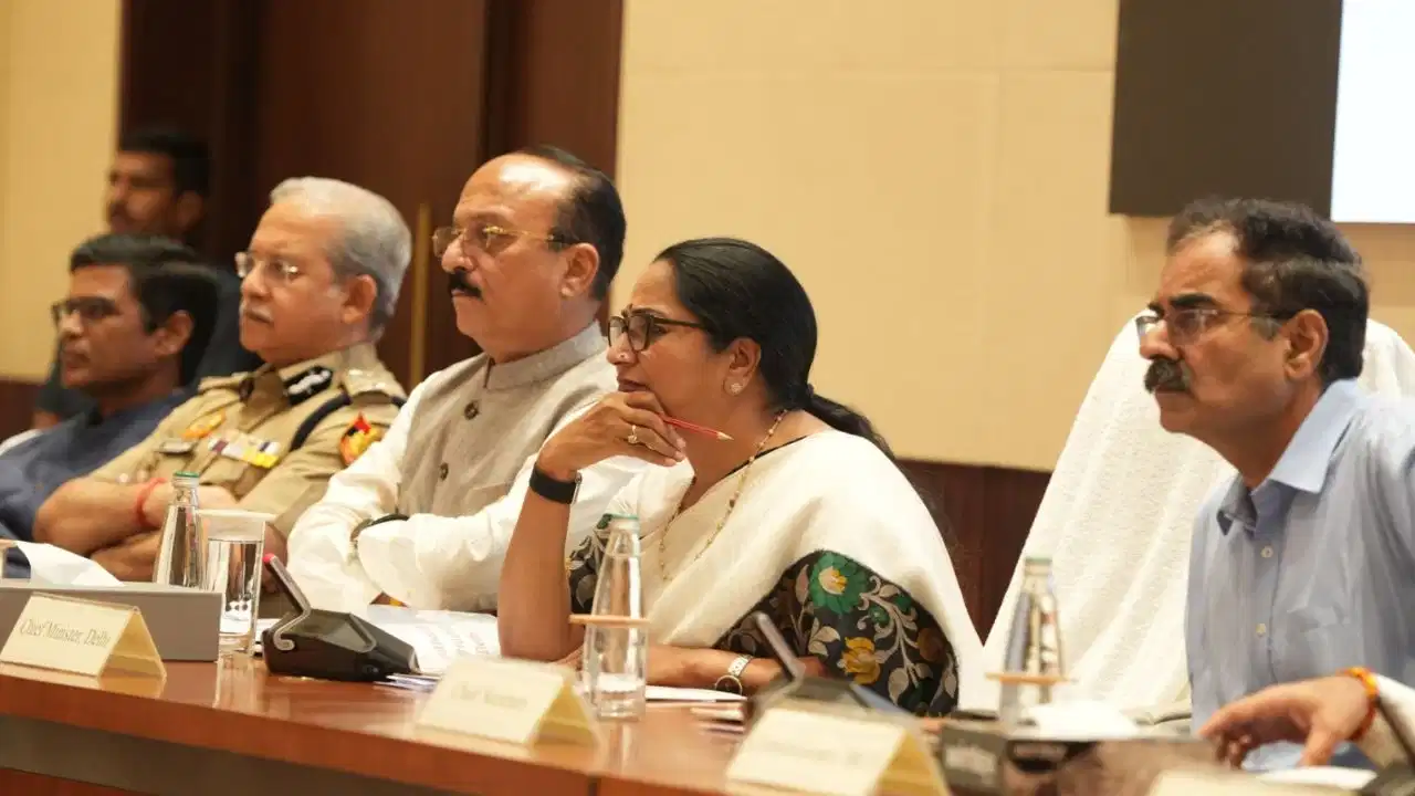 Delhi Government Big Decision: दिल्ली में प्रशासनिक फेरबदल; लापरवाही बरतने वाले अफसरों पर अब सीधे एक्शन ले सकेंगे DM