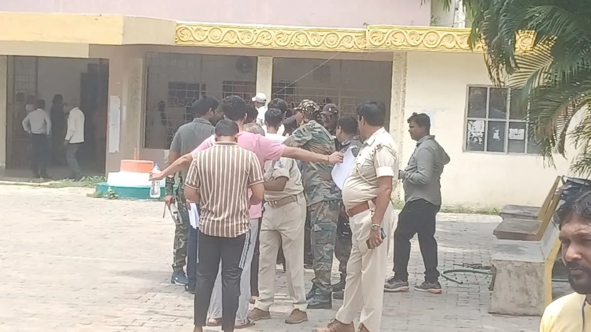 NEET Exam Jharkhand: कड़ी सुरक्षा और बायोमेट्रिक सत्यापन के बीच NEET-UG पुनर्परीक्षा संपन्न; चप्पे-चप्पे पर पुलिस तैनात