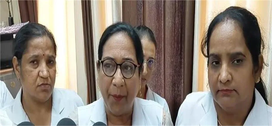 Sirsa Nursing Staff Protest: महिला आयोग अध्यक्ष रेनू भाटिया के खिलाफ नर्सेज का प्रदर्शन; सार्वजनिक माफी की मांग
