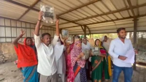 Bhilai News: स्मार्ट मीटर के खिलाफ भड़के लोग; बिजली कार्यालय में मीटर फेंककर किया जोरदार प्रदर्शन