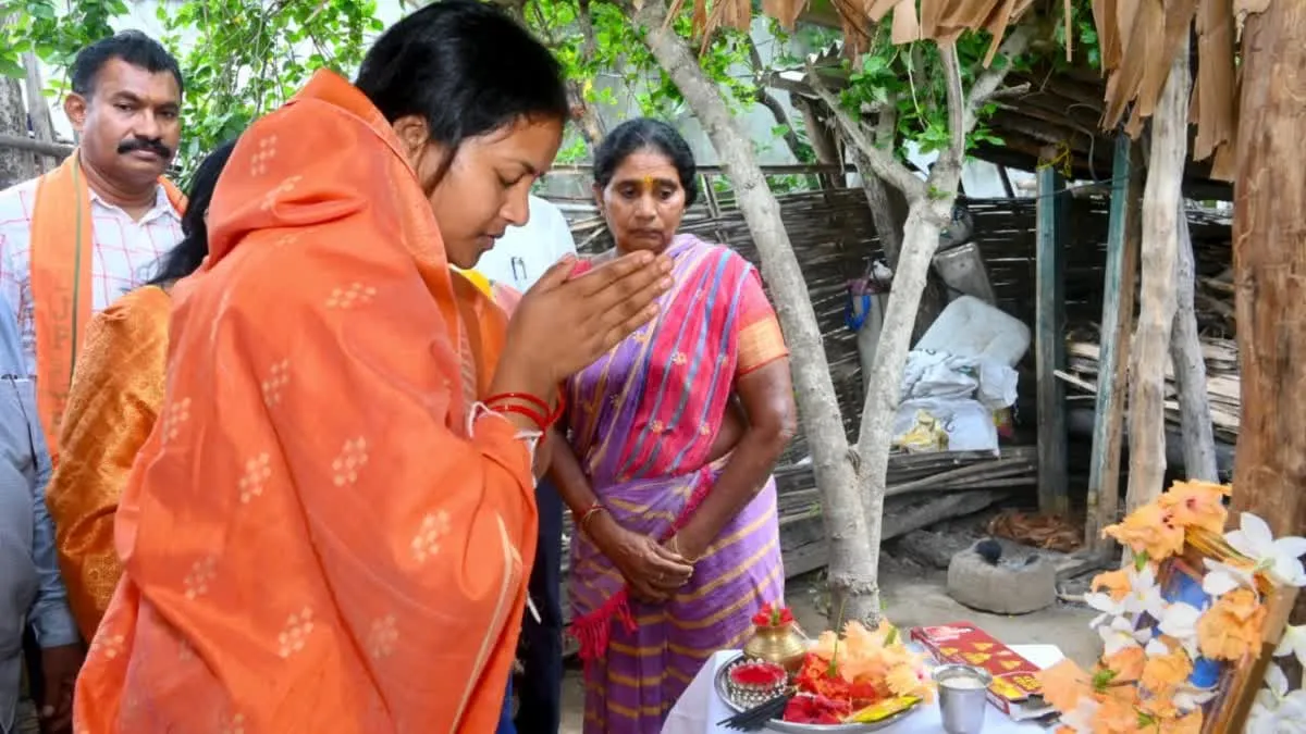 Sukma News: शहीद ASI रामू राम नाग के घर पहुंचीं मंत्री लक्ष्मी राजवाड़े; मां का हाल जाना और बलिदान को किया नमन