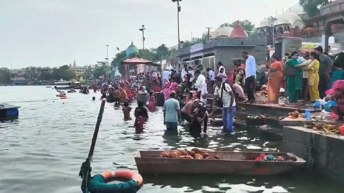 Ujjain Somvati Amavasya: अधिक मास की सोमवती अमावस्या पर शिप्रा तट पर उमड़ा जनसैलाब, बना मिनी कुंभ जैसा नजारा