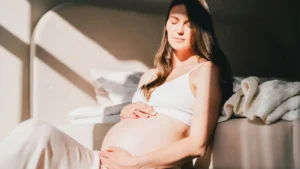 Pregnancy Tips: गर्भावस्था में सुबह की धूप लेना कितना सुरक्षित? जानें विशेषज्ञों की राय और फायदे