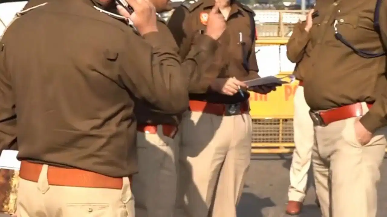 Bareilly Crime News: प्लॉट के नाम पर 10 लाख की ठगी; रुपये मांगने गए पीड़ित को पुलिस ने बनाया बंधक, वसूले 50 हजार