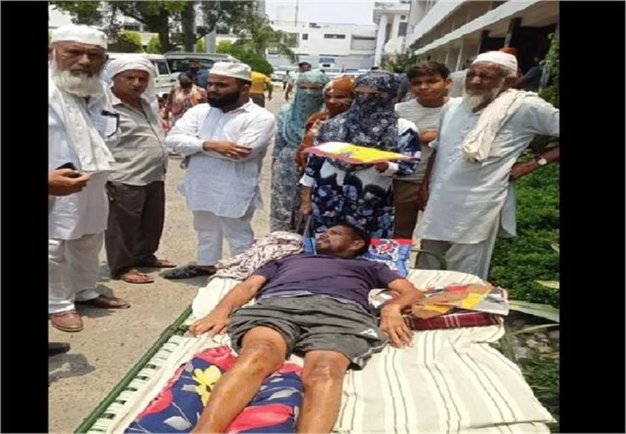 Yamunanagar News: खाट पर पिता को लेकर न्याय मांगने पहुंचीं बेटियां; अनिल विज से गुहार, पर मंत्री नहीं पहुंचे