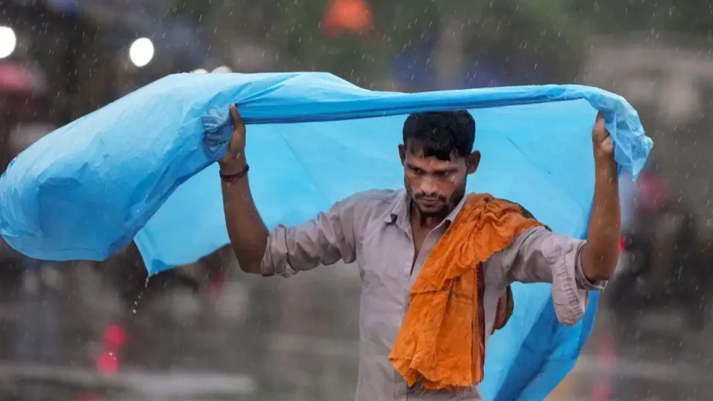 Weather Alert Today: दिल्ली-यूपी और बिहार समेत कई राज्यों में बारिश-आंधी का अलर्ट; जानें आज कैसा रहेगा मौसम