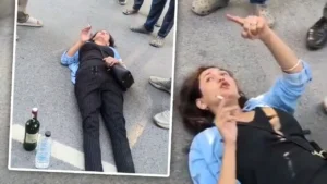 Bishrakh Viral Video: नोएडा में युवती का सड़क पर हंगामा; हाथ में सिगरेट और पास में शराब, सोशल मीडिया पर मची सनसनी
